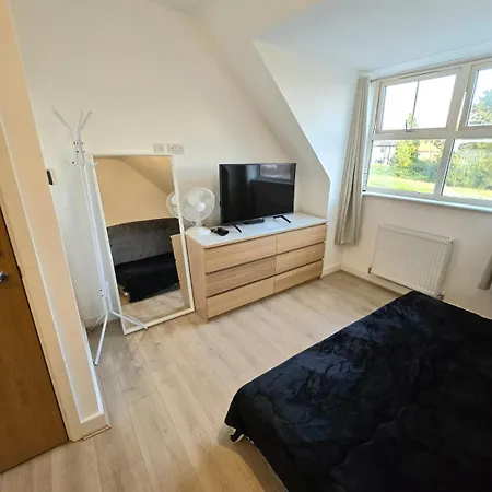 Saints Housestay Whole House * Leeds (West Yorkshire)