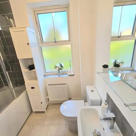 Saints Housestay Whole House * Leeds (West Yorkshire)